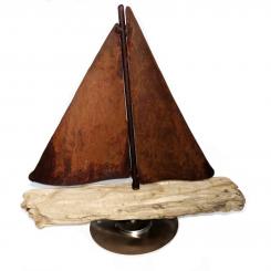 Segelboot auf Treibholz 